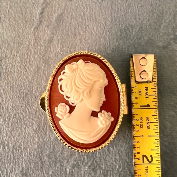 Vintage Cameo pill box - Picture 3 of 6